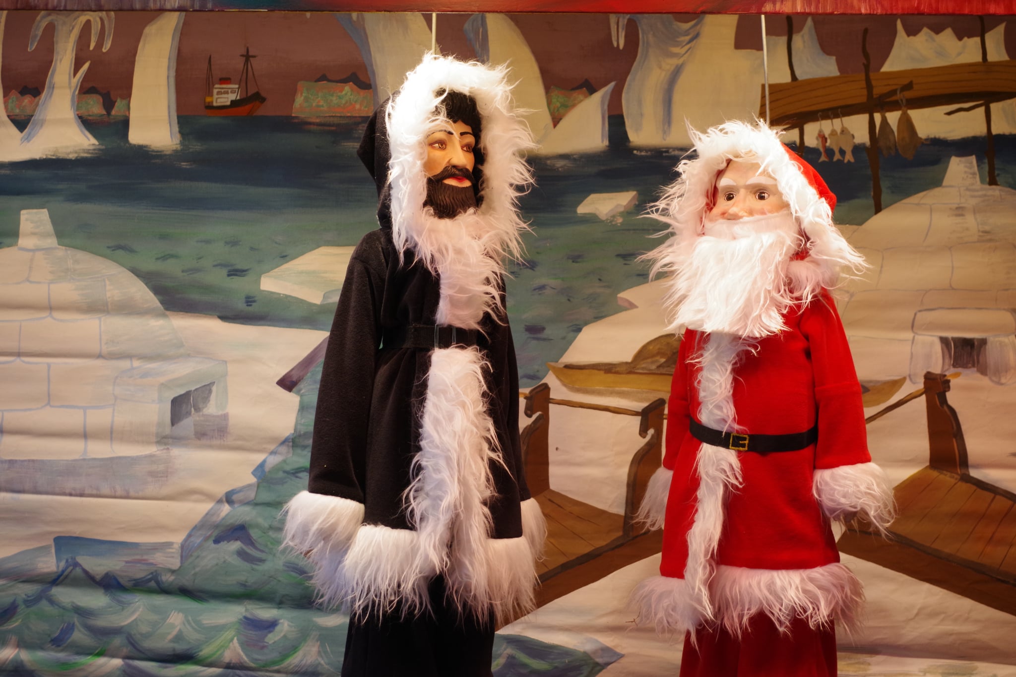 Marionnettes colorées représentant deux personnages du spectacle de Noël en péril.