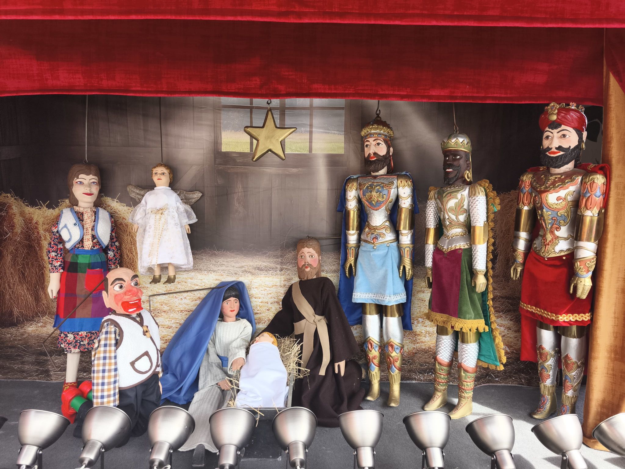 Crèche de Noël composée de grandes marionnettes en bois sculptées et peintes à la main